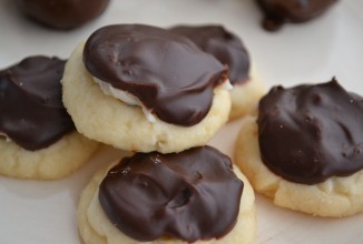 Печенье с кремом и шоколадной глазурью