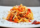 Спагетти в соусе с грибами и помидорами