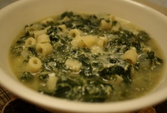 Яичный суп с пастой и шпинатом