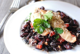 Запеченное куриное филе с темной фасолью