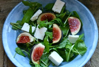 Салат с сыром и инжиром