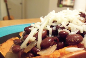 Запеченный сладкий картофель с фасолью