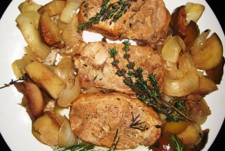 Свиные отбивные с яблоками