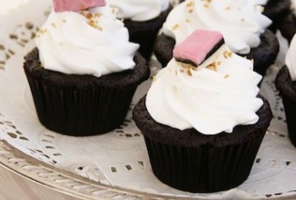 Шоколадные кексы с анисовой глазурью