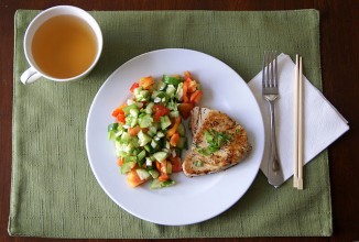 Стейк из тунца с гарниром из свежих овощей