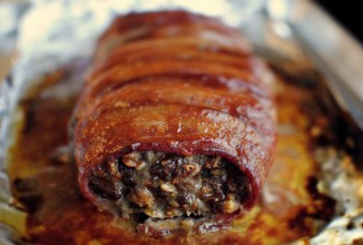 Мясной рулет в беконе