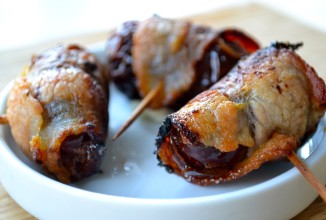 Финики с козьем сыром и завернутые в бекон