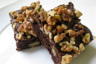 Шоколадные брауни с орехами