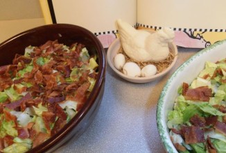 Салат с беконом, сыром и латуком