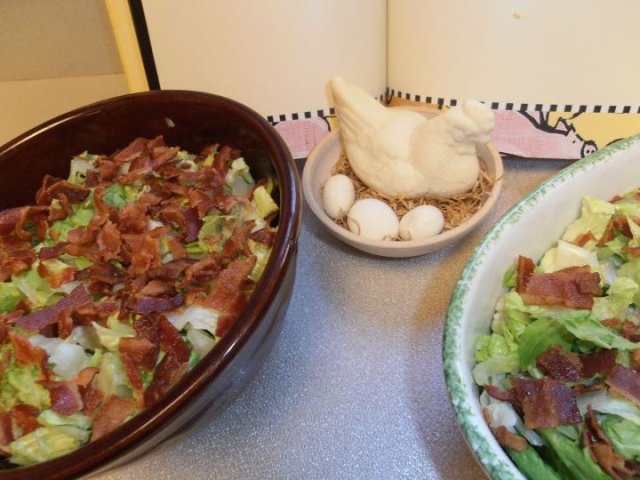 Салат с беконом, сыром и латуком