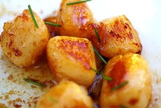 Золотистые кусочки морского гребешка в мандариновом соке