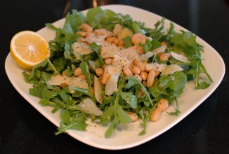 Салат из рукколы с сыром и фасолью