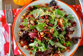 Салат с гранатом, фундуком, беконом и кленовым соусом