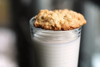 Овсяное печенье с орехами и карамелью