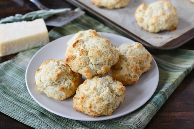 Булочки с сыром и шалфеем