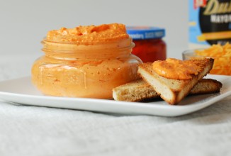 Сырный соус с перцем пименто