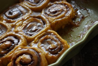 Тыквенные роллы в горячей карамельной глазури