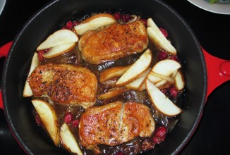 Свиные отбивные с грушей и клюквой