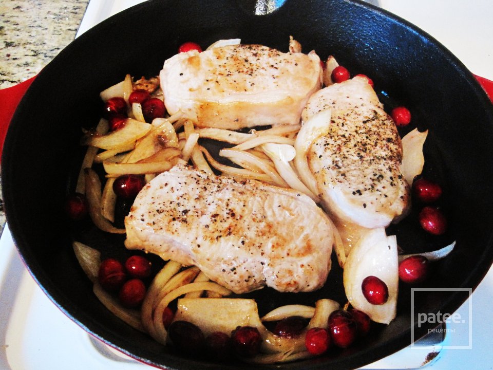 Свиные отбивные с грушей и клюквой - Шаг 6