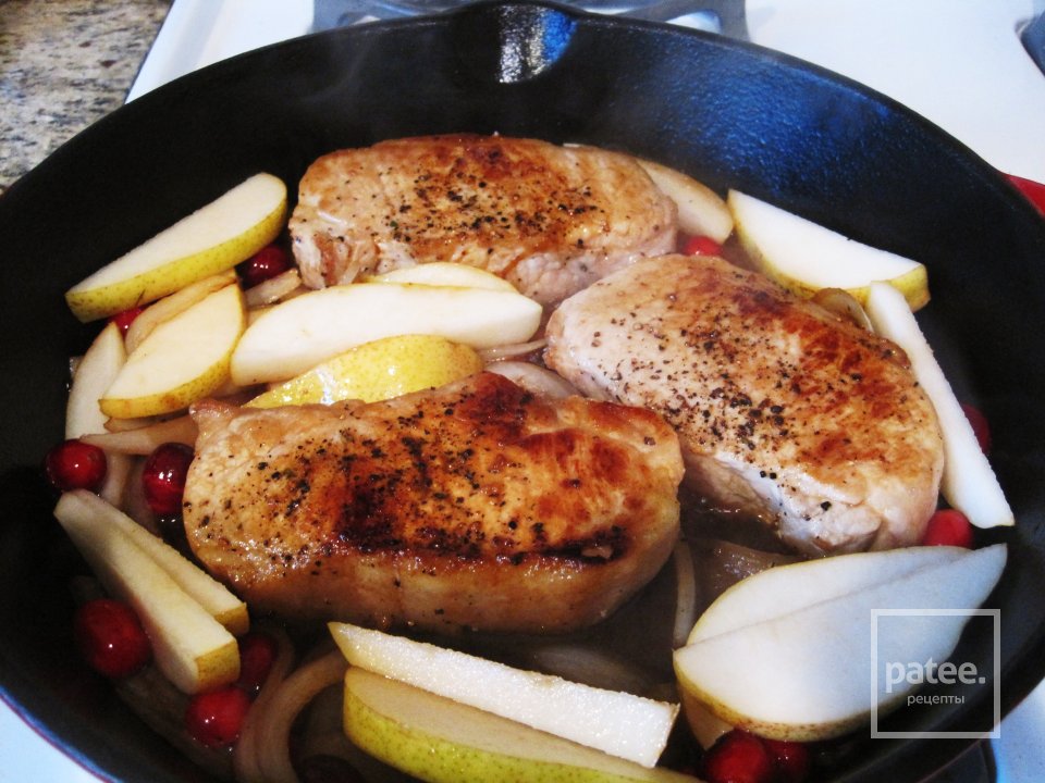 Свиные отбивные с грушей и клюквой - Шаг 7