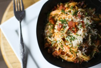 Паста лингвини с беконом и помидорами