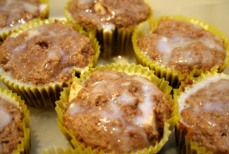 Яблочные кексы с сладкой глазурью