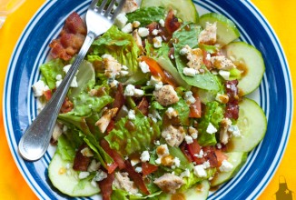 Куриный салат с беконом и овощами