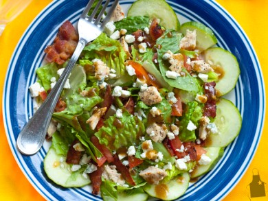 Рецепт Куриный салат с беконом и овощами