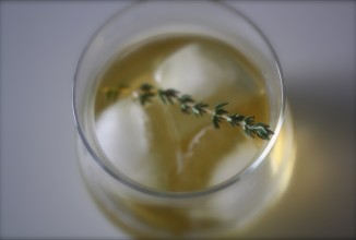 Пряный коктейль из бурбона с тимьяном