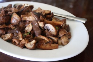 Жареные грибы в красном вине