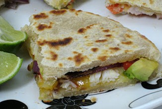 Кесадилья с авокадо и крабовым мясом