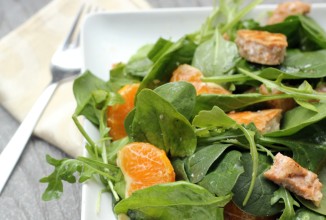 Салат с лососем и зеленью