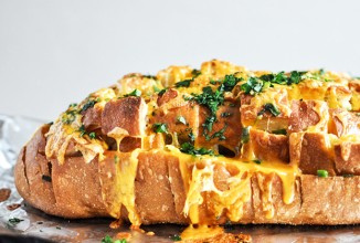 Хлеб, запеченный с сыром, зеленью и чесноком