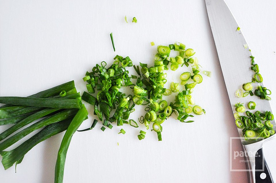 Хлеб, запеченный с сыром, зеленью и чесноком - Шаг 1