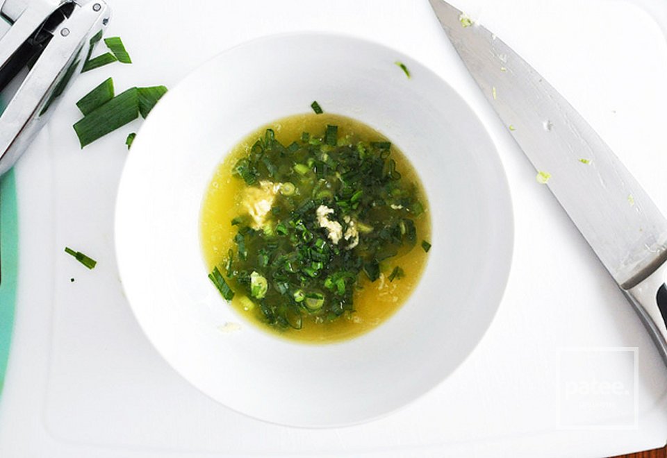 Хлеб, запеченный с сыром, зеленью и чесноком - Шаг 2