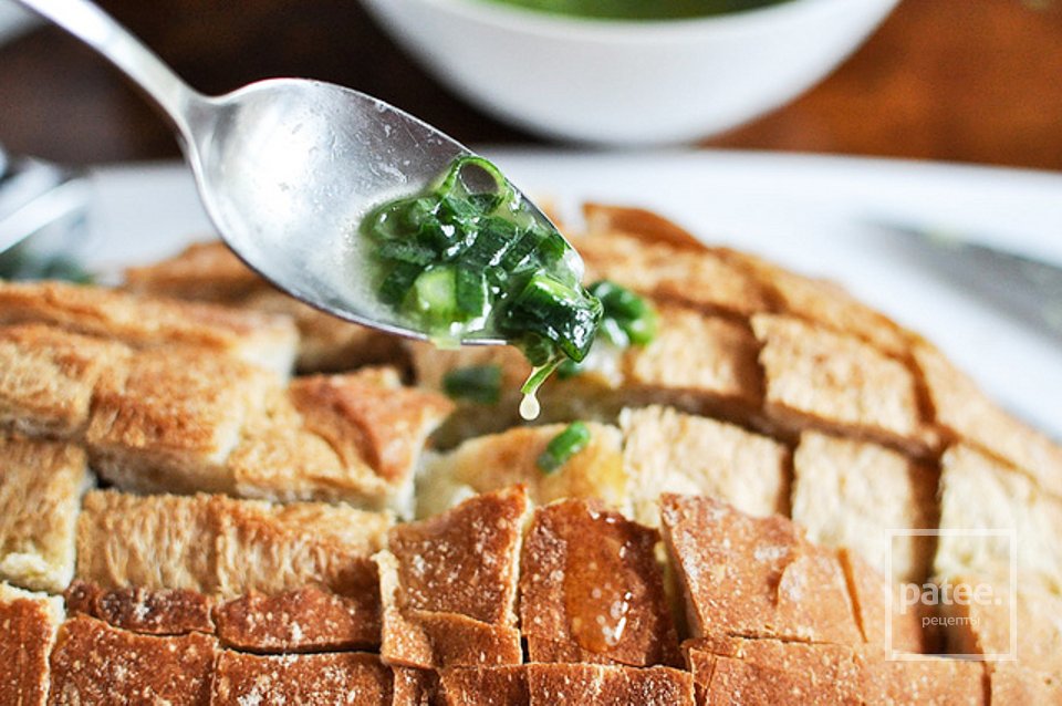 Хлеб, запеченный с сыром, зеленью и чесноком - Шаг 4