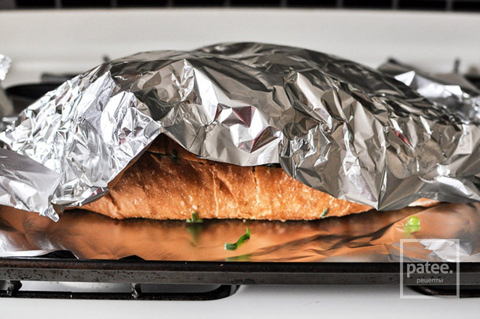 Хлеб, запеченный с сыром, зеленью и чесноком - Шаг 6