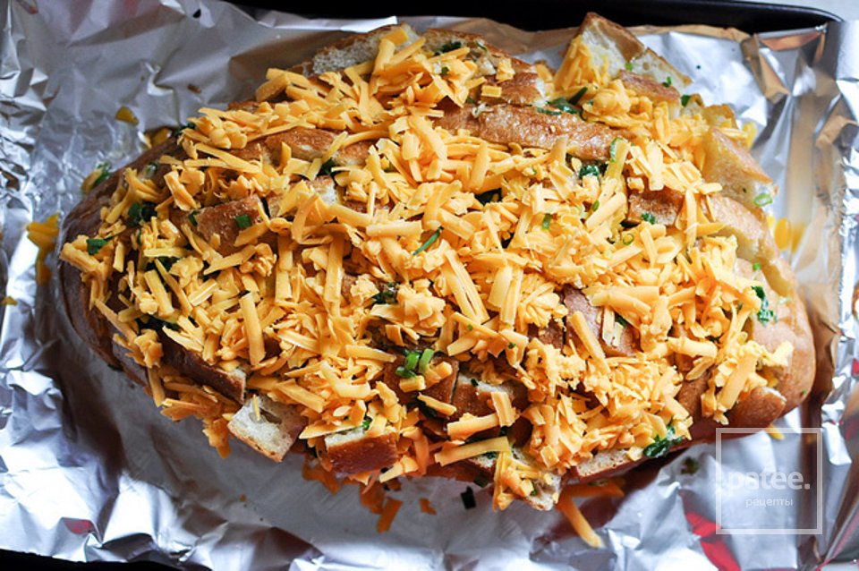 Хлеб, запеченный с сыром, зеленью и чесноком - Шаг 7