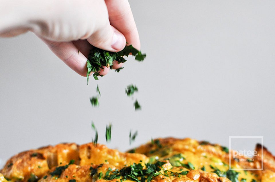 Хлеб, запеченный с сыром, зеленью и чесноком - Шаг 9