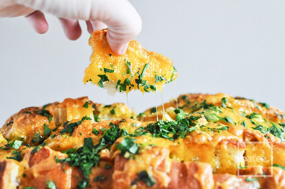 Хлеб, запеченный с сыром, зеленью и чесноком - Шаг 11