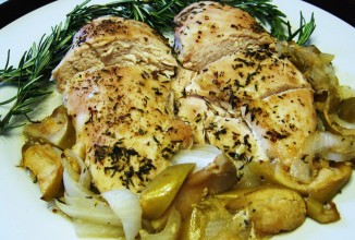 Запеченная курица с яблоками