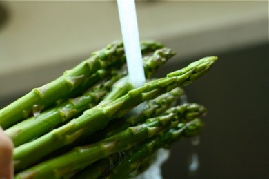 Теплый салат из спаржи и брюссельской капусты - приготовление