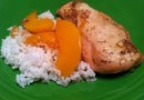 Курица с персиками