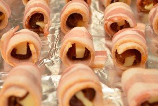 Рулетики из бекона с сыром фонтина и финиками