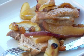 Свиные отбивные с яблоками и изюмом по-датски