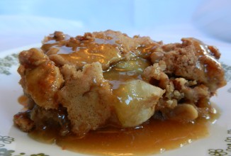 Яблочный пирог с карамельным соусом