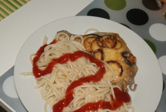 Спагетти с курицей под сыром и луком
