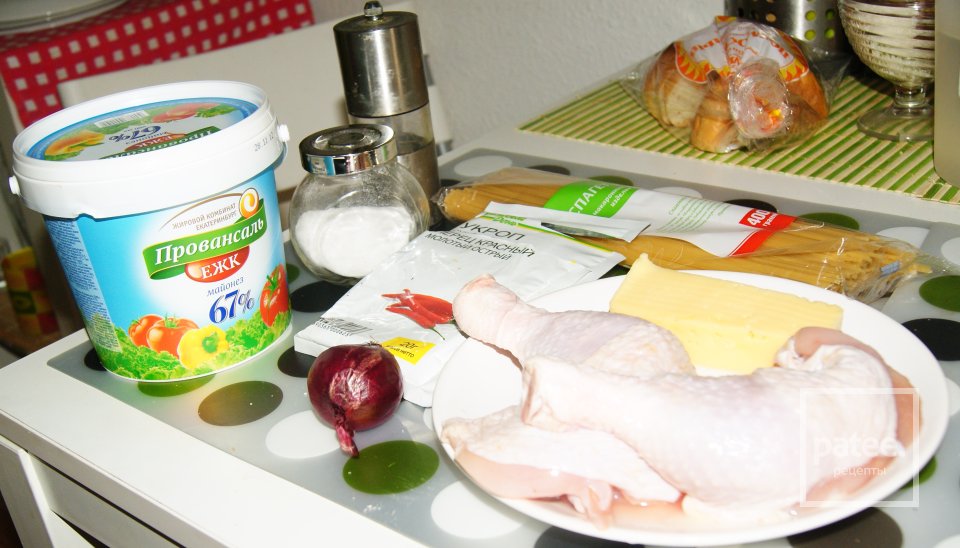 Спагетти с курицей под сыром и луком - Шаг 1