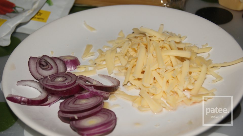 Спагетти с курицей под сыром и луком - Шаг 3