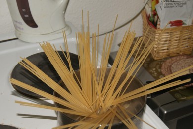 Спагетти с курицей под сыром и луком - приготовление